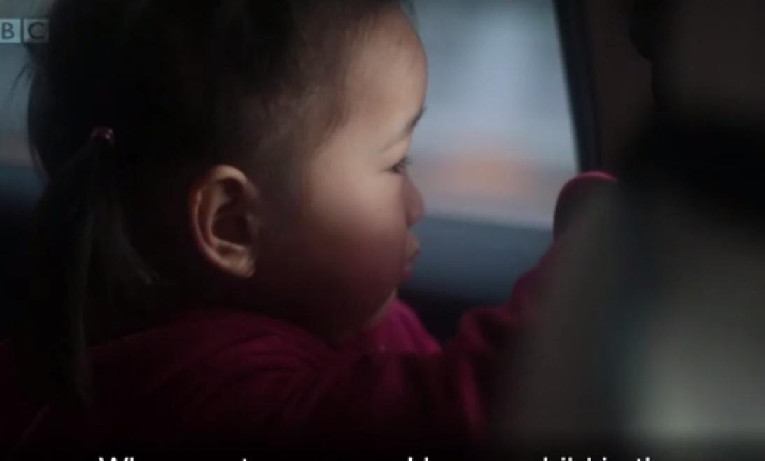 Bebeluș de serviciu, &icirc;n tura de noapte. Mama ei spune că astfel fetița &icirc;și dezvoltă abilitățile de comunicare