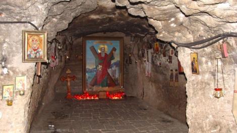 Peştera Sfântului Andrei, locul din România în care se produc miracolele! Bilețelele lăsate în pereții peșterii atrag tot mai mulți credincioși