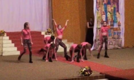 Video. La BALUL BOBOCILOR de la un liceu din provincie, mai grav decât "banana" celor din Cluj. Fetiţe de 12 ani dansează pe "POP YOUR PUSSY"