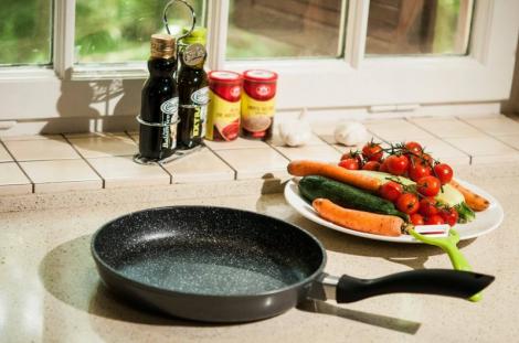 CONCURS! AloShop pune la bătaie tigaia "REGIS STONE PAN 28 CM"! Demonstrează că și tu ai stofă de maestru în bucătărie!