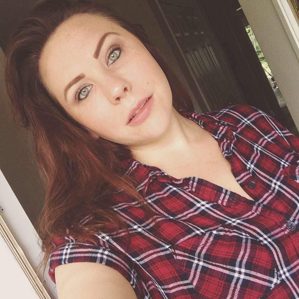 O profesoară &icirc;și &icirc;nvăța elevul minor cum să facă dragoste, după ore, &icirc;nsă un SMS trimis din greșeală a băgat-o &icirc;n pușcărie! Poliția i-a bătut la ușă!