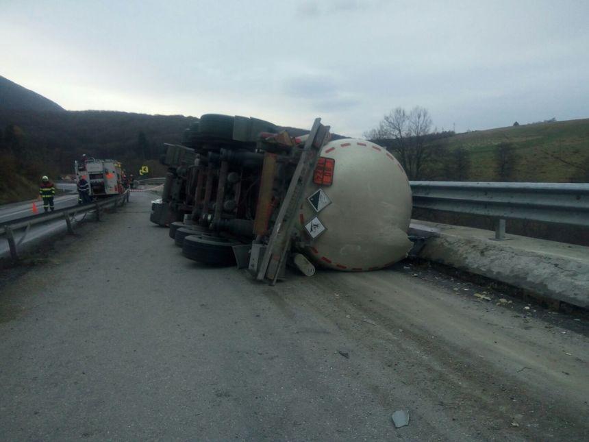 ULTIMA ORĂ! O cisternă cu sodă caustică lichidă s-a răsturnată pe DN 1. Zona a fost izolată şi se intervine cu mai multe autospeciale