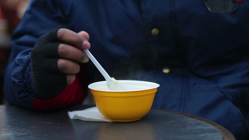 Persoanele sărace pot cina acum &icirc;ntr-un restaurant de lux! Bucătarii fac adevărate minuni culinare pentru cei sărmani!