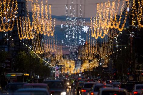 Luminile de sărbători au fost aprinse în Capitală: "Sunt inspirate din tradiţiile româneşti"