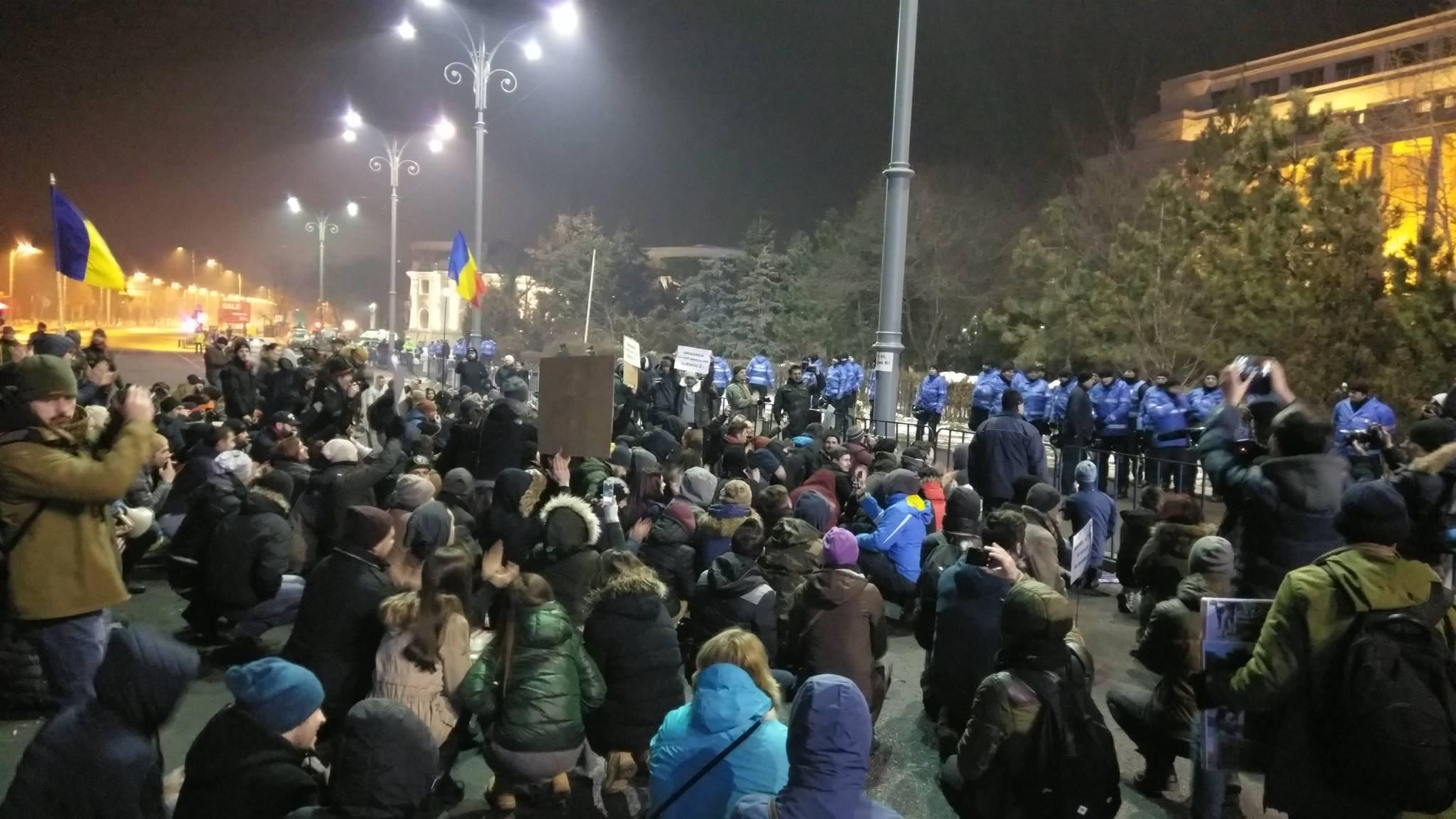 ULTIMA ORĂ! Peste 1000 de persoane protestează &icirc;n Piaţa Victoriei din Capitală: "Rom&acirc;nia Moare, &icirc;n fiecare zi"