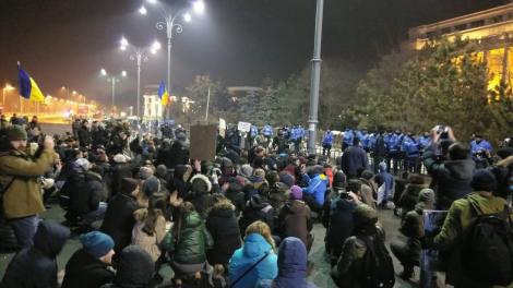 ULTIMA ORĂ! Peste 1000 de persoane protestează în Piaţa Victoriei din Capitală: "România Moare, în fiecare zi"
