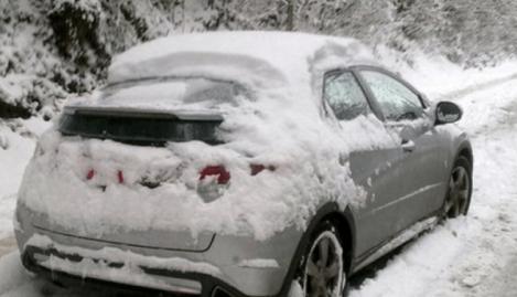 Manevra greșită pe care o fac toți șoferii iarna când pornesc motorul! Mecanicii atrag atenția: ”Țineți cont de acest lucru, mai ales când e frig!”