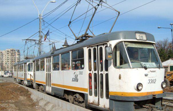 Un tramvai a deraiat după ce a fost lovit de o maşină care nu i-a acordat prioritate!  Intersecţia, una dintre cele mai aglomerate din oraş