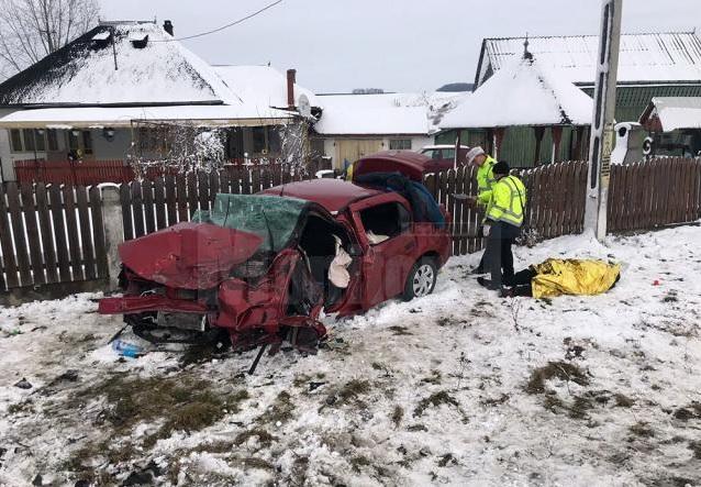 Imagini sf&acirc;șietoare! Tată și fiu morţi, mama &icirc;n stare gravă la spital, după ce un şofer a izbit frontal mașina &icirc;n care se aflau