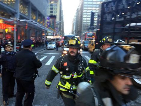 Explozie într-o stație de autobuz, în New York. Mai multe persoane au fost evacuate. Pistele duc la un atac terorist