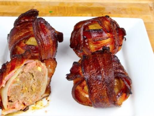„Bombițe” delicioase de carne, învelite în „palton” de ceapă și bacon aromat! Se fac imediat și succesul este garantat!