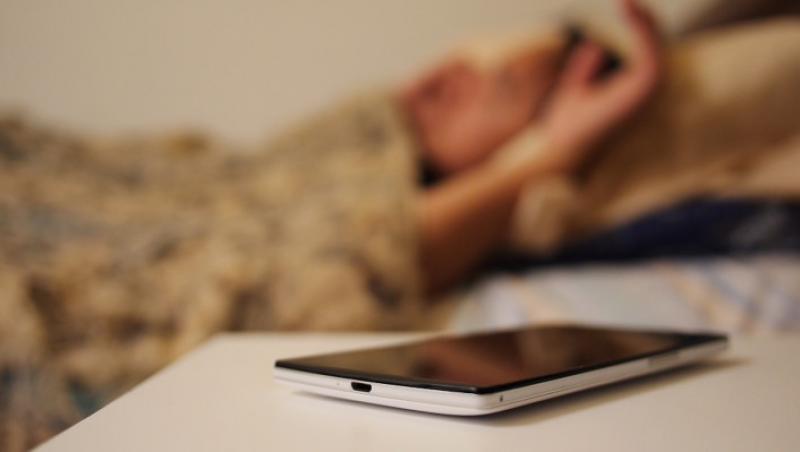 O adolescentă de 14 ani a murit în somn după ce și-a lăsat telefonul la încărcat pe marginea patului! Ce semn a ignorat
