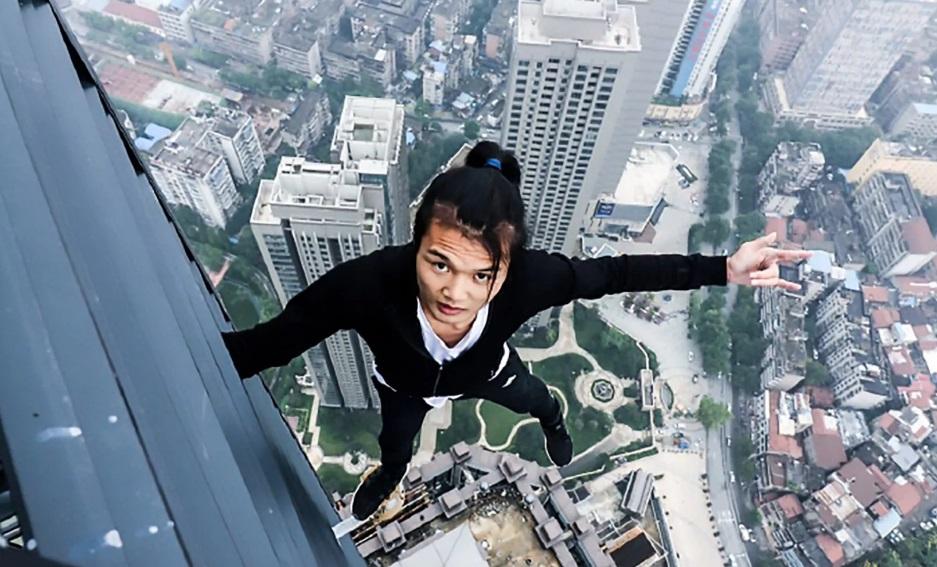 Un t&acirc;năr celebru din China a murit după ce a căzut de la etajul 62 &icirc;n timp ce se fotografia. Str&acirc;ngea bani pentru a-și scăpa familia de sărăcie