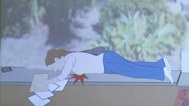 Și-a rupt implantul mamar pentru că a căzut pe un trotuar prost &icirc;ntreținut. Bine că primarul este soțul ei și a primit despăgubire de 85.000 de dolari