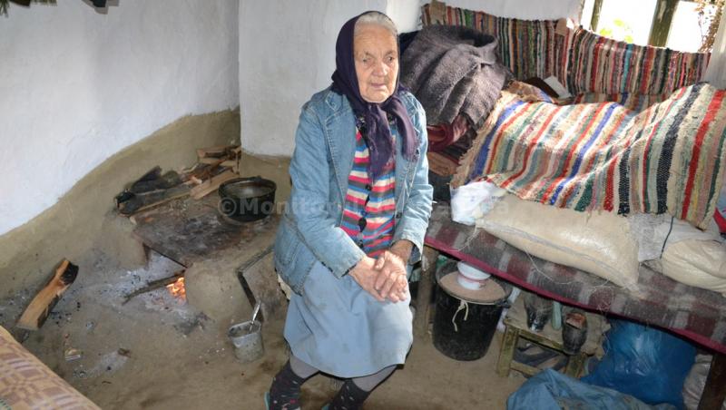 GALERIE FOTO! „Azi am mâncat o pară cu pâine...” Bătrânica din județul Vrancea care trăiește cu 100 RON