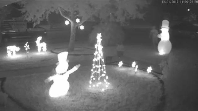 Pentru unii, adevărații dușmani sunt oamenii de zăpadă. Un bărbat a fost prins pe cameră &icirc;n timp ce &icirc;njunghia un om de zăpadă