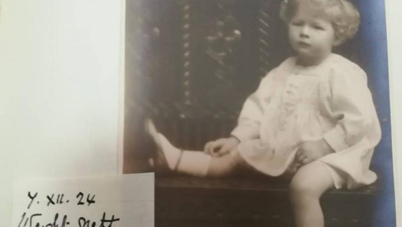 O fotografie din jurnalul de bebeluș al Regelui Mihai I, ținut de Regina Elena. Suveranul avea trei anişori şi cântărea zece kilograme!
