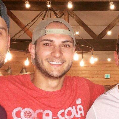 A stat la plajă ca toți oamenii și a făcut insolație. Soarele l-a ars at&acirc;t de tare &icirc;nc&acirc;t i-a lăsat o ad&acirc;ncitură &icirc;n frunte