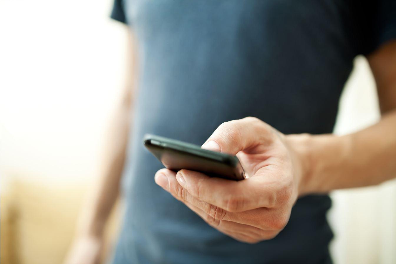 Un tânăr și-a recuperat telefonul după ce i-a dat hoțului un mesaj total neașteptat! Ce a scris în SMS
