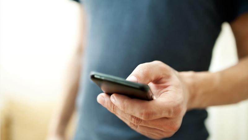 Un tânăr și-a recuperat telefonul după ce i-a dat hoțului un mesaj total neașteptat! Ce a scris în SMS