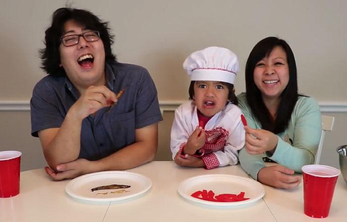 C&acirc;știgă 11 milioane de dolari pe an din YouTube. Are doar 6 ani și &icirc;și &icirc;ntreține familia