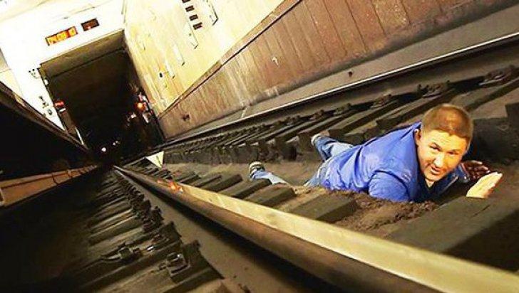 Ai căzut &icirc;ntre şinele de la metrou? Iată ce trebuie să faci pentru a supravieţui şi ce NU ai voie să atingi sub nicio formă!