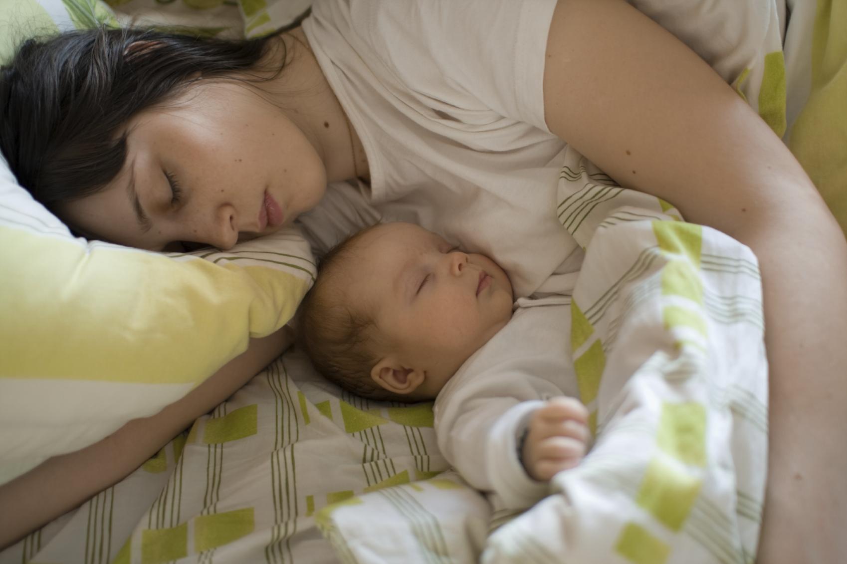 De ce NU este bine să faci asta! Ce se &icirc;nt&acirc;mplă cu bebelușii care dorm &icirc;n pat cu mămicile lor p&acirc;nă la v&acirc;rsta de trei ani