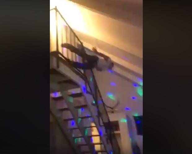 Imagini ireale! Ce se &icirc;nt&acirc;mplă cu t&acirc;nărul din imagine, după ce se aruncă &icirc;n gol. Finalul este de-a dreptul șocant (VIDEO)