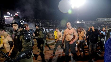 VIDEO/FOTO: Imagini șocante la derby-ul Serbiei dintre Partizan și Steaua Roșie. Zeci de victime în rândul fanilor gazdelor