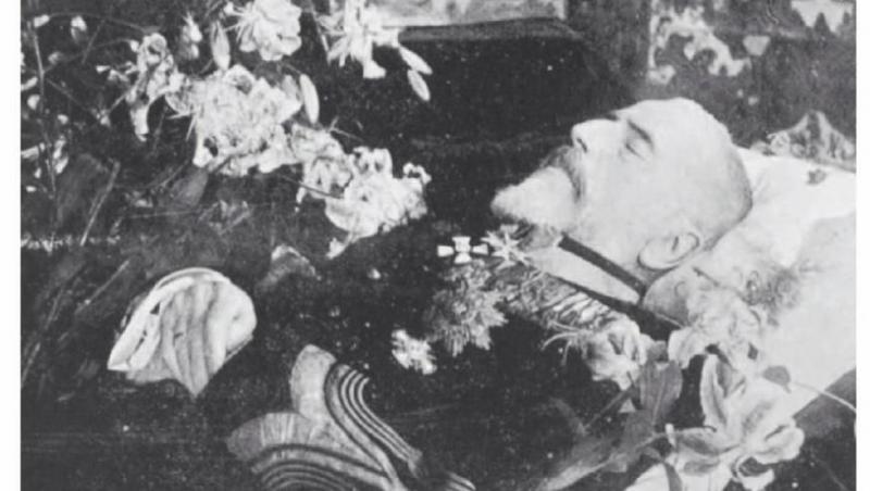 Așa au fost înmormântați Regii României. „Mai mulţi copii, striviţi de mulţime, şi mai multe doamne, în stare de leşin, au fost transportaţi la spital”