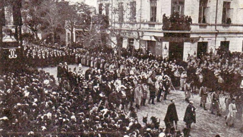 Așa au fost înmormântați Regii României. „Mai mulţi copii, striviţi de mulţime, şi mai multe doamne, în stare de leşin, au fost transportaţi la spital”