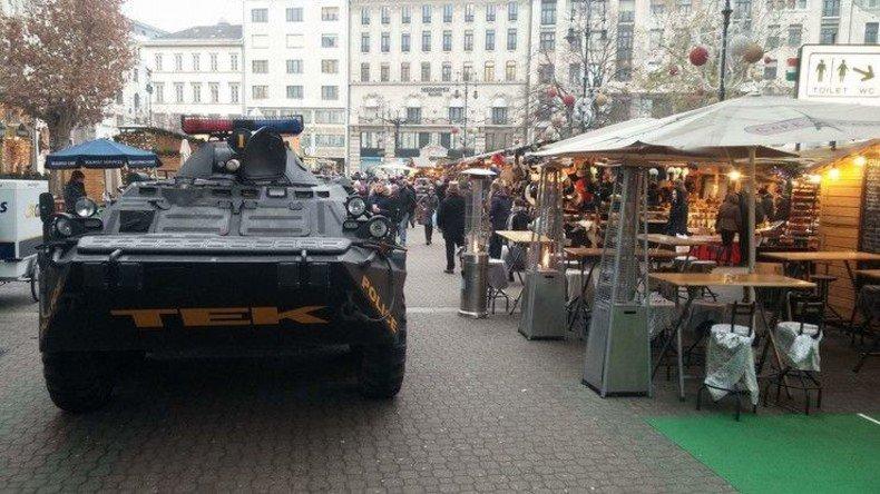 T&acirc;rgul de Crăciun, &icirc;mp&acirc;nzit de blindate! Turiștii străini se amuză și fac poze cu ultima ispravă de dinainte de sărbători!