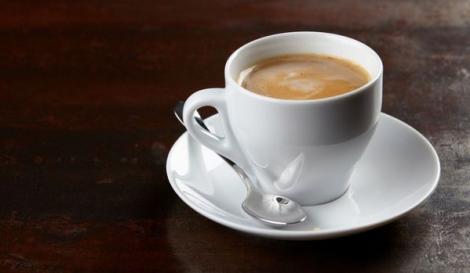 Obişnuieşti să pui lapte în cafea? Medicii explică de ce nu este bine să faci asta!