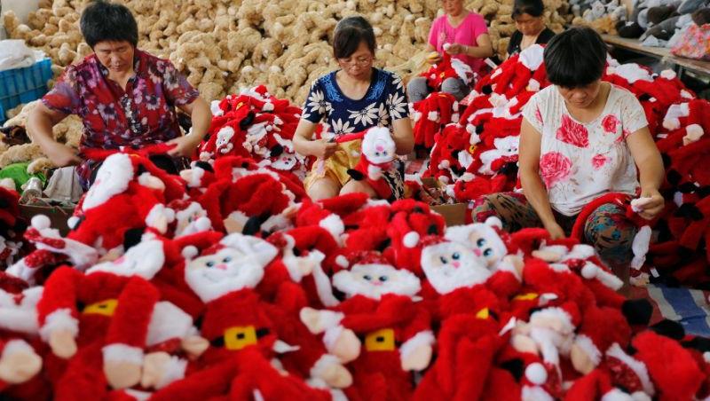 Oraşul din China unde se produc 60% din decoraţiile de Crăciun din lume. Muncitorii lucrează în condiții insalubre