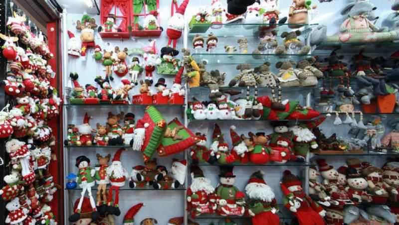 Oraşul din China unde se produc 60% din decoraţiile de Crăciun din lume. Muncitorii lucrează în condiții insalubre