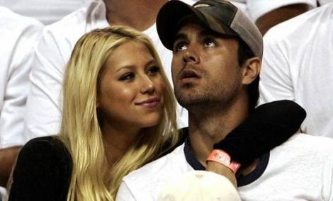 Veste neaşteptată! Anna Kournikova şi Enrique Iglesias au devenit părinţi. Fosta tenismenă a născut GEMENI!