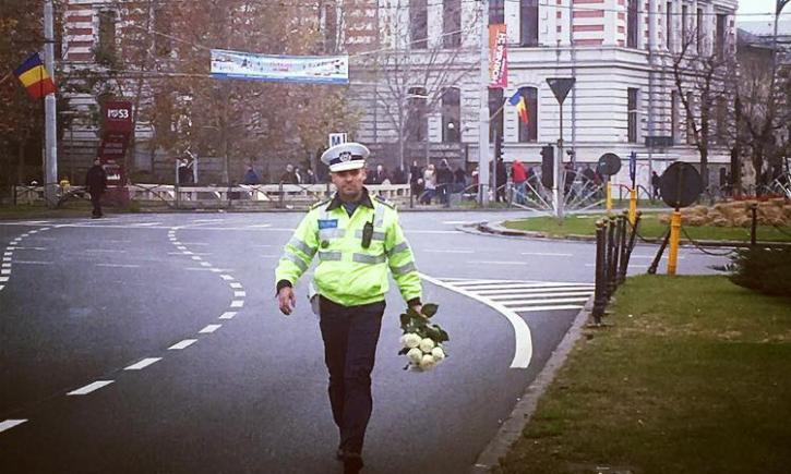 Ce a făcut acest polițist cu trandafirii aruncați spre sicriul Regelui