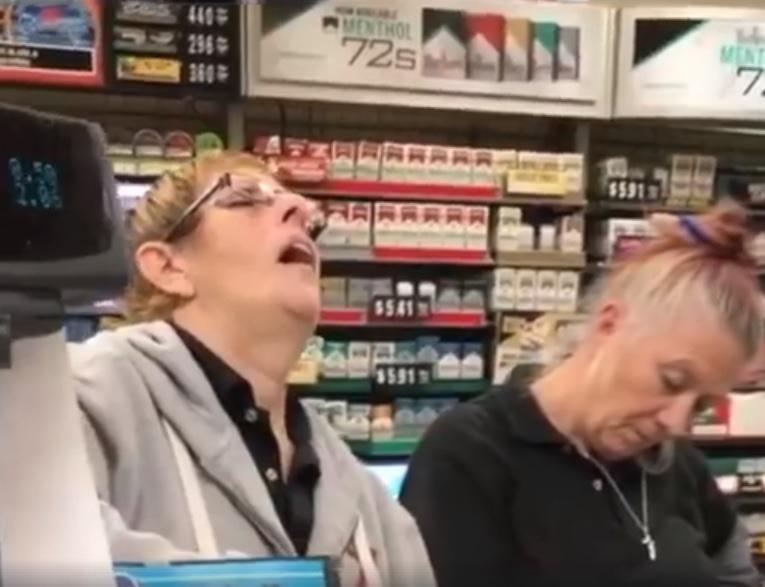Angajata unui supermarket a adormit la casă, în fața clienților, care așteptau la coadă. Cum reacționează, în momentul în care este trezită. Râzi cu lacrimi!