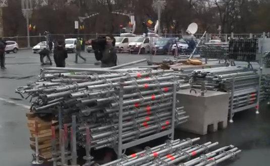 Protestatarii din Piaţa Victoriei au demontat scena şi gardurile instalate pentru T&acirc;rgul de Crăciun: "Nu vă puneţi cu rom&acirc;nii! Le-am str&acirc;ns frumos, doar să veniţi să le ridicaţi"