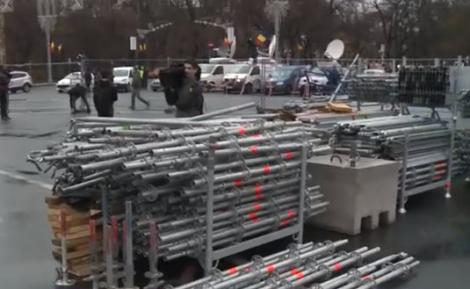 Protestatarii din Piaţa Victoriei au demontat scena şi gardurile instalate pentru Târgul de Crăciun: "Nu vă puneţi cu românii! Le-am strâns frumos, doar să veniţi să le ridicaţi"