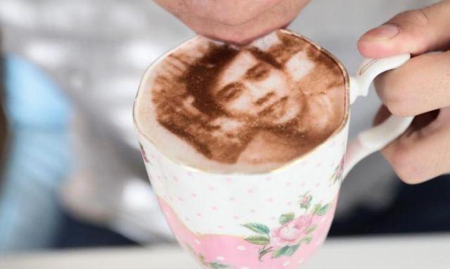 Cum să &icirc;ţi &icirc;ncepi dimineaţa cu... tine &icirc;n cafea! O cafenea din Londra a lansat "SELFICCINO", băutura cu poza clienţilor
