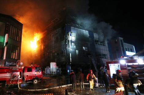 TRAGEDIE, ÎNAINTE DE CRĂCIUN! Peste 29 de morţi, după ce o clădire a luat foc. 20 de cadavre au fost găsite în saună
