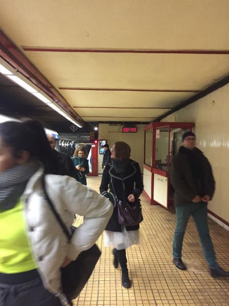 Un nou incident ȘOCANT la metrou. Dovada că se poate muri pe capete, iar autorităților nu le pasă: "Metrorex, nu ai învățat nimic! Un tânăr aflat aproape de mine cade din picioare, inert"