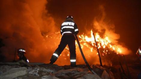Incendiu violent la o locuință din Ilfov. O centrală a explodat! Cinci autospeciale intervin