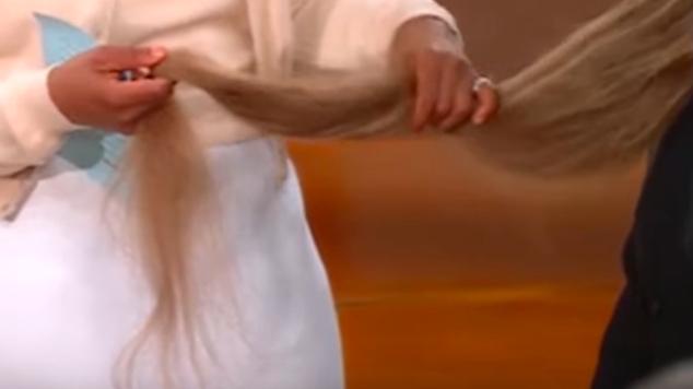 O femeie nu s-a mai tuns de 22 de ani și părul său a ajuns să aibă aproape un metru și jumătate lungime! Ce a pățit după ce s-a tuns!