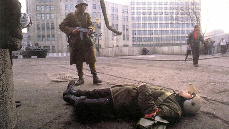 28 de ani de la masacrul din Otopeni: elevi și militari în termen au fost uciși sub o ploaie de gloanţe. Fotografii rare de la Revoluția din 1989