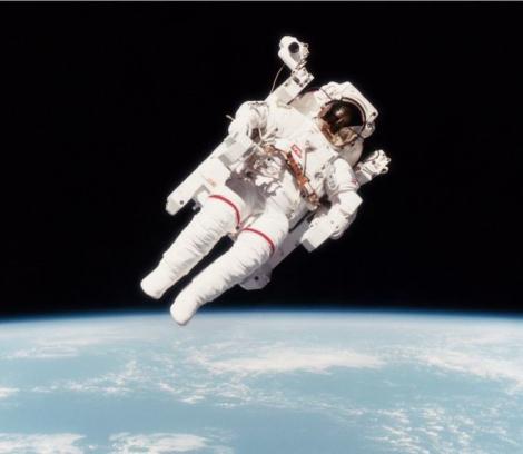 Primul astronaut care a zburat liber în spaţiu, fără a fi conectat la naveta spaţială, a murit la vârsta de 80 de ani. A petrecut peste 300 de ore în Cosmos