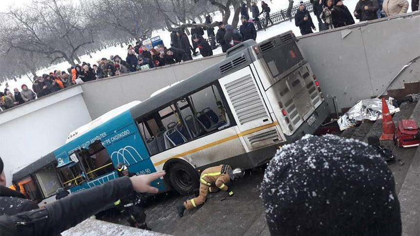 Crăciun &icirc;nfiorător. Patru persoane au murit &icirc;ntr-un teribil accident auto! Un autobuz a ieșit de pe șosea &icirc;ntr-un cartier al Moscovei!