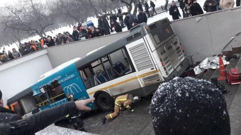 Crăciun înfiorător. Patru persoane au murit într-un teribil accident auto! Un autobuz a ieșit de pe șosea într-un cartier al Moscovei!
