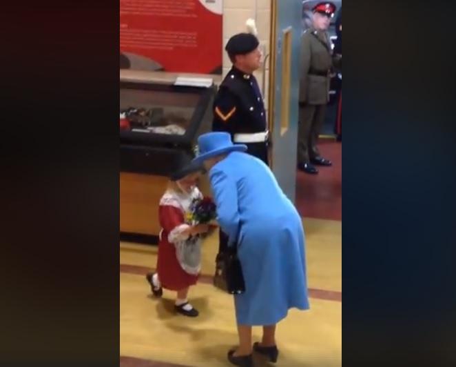 O fetiță a fost lovită &icirc;n față, după ce i-a dat reginei Elisabeta a Angliei un buchet de flori (VIDEO)